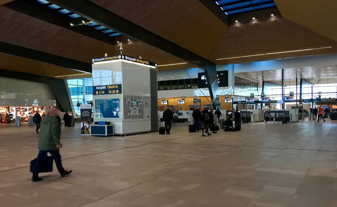 Keberangkatan peserta di bandara